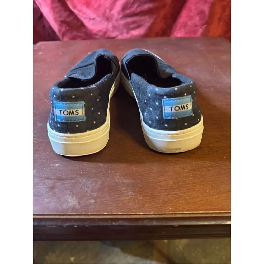 Tom’s slip on sneakers size 8W